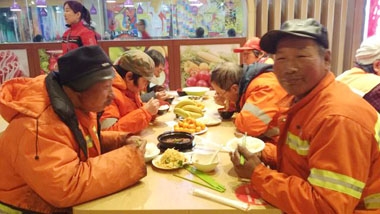 健力源美食廣場的“冬日暖心”活動(dòng)環(huán)衛(wèi)工人就餐 健力源美食廣場的“冬日暖心”活動(dòng)環(huán)衛(wèi)工人就餐