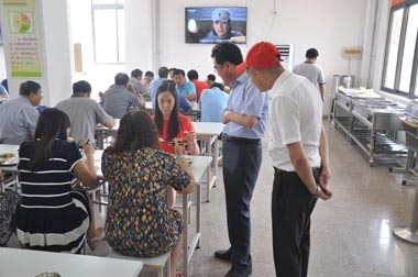 葛總問詢老師對(duì)餐品的意見 葛總問詢老師對(duì)餐品的意見