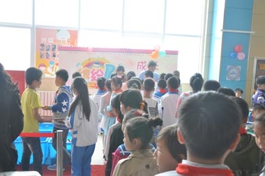 小學(xué)生們排隊(duì)領(lǐng)取獎(jiǎng)品 小學(xué)生們排隊(duì)領(lǐng)取獎(jiǎng)品