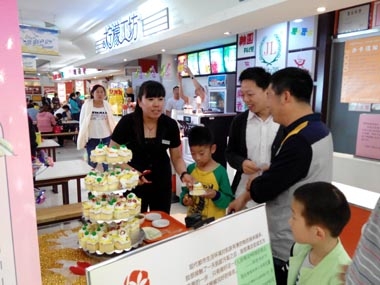 濟(jì)南銀座美食廣場(chǎng)向顧客贈(zèng)送蛋糕 濟(jì)南銀座美食廣場(chǎng)向顧客贈(zèng)送蛋糕