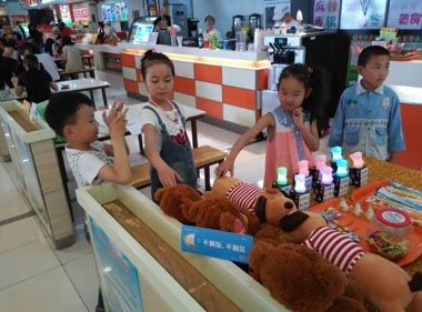 孩子們?cè)跐?jì)南美食廣場(chǎng)挑選禮物 孩子們?cè)跐?jì)南美食廣場(chǎng)挑選禮物
