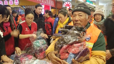 健力源美食廣場的“冬日暖心”活動(dòng)環(huán)衛(wèi)工人領(lǐng)取手套 健力源美食廣場的“冬日暖心”活動(dòng)環(huán)衛(wèi)工人領(lǐng)取手套