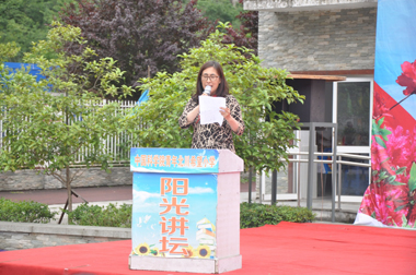 青島市紅十字會(huì)副會(huì)長牛素梅在助學(xué)活動(dòng)儀式上講話