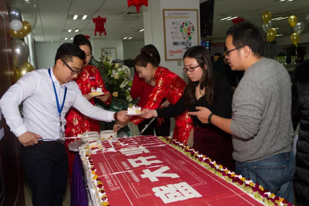 滿載祝福與歡樂(lè)的開(kāi)業(yè)蛋糕~