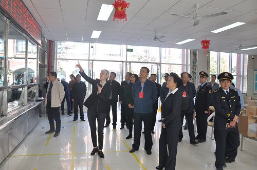 青島市西海岸新區(qū)聯(lián)合執(zhí)法檢查團蒞臨實驗中學健力源餐廳調(diào)研食品安全工作