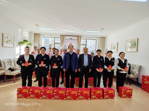 除夕，薦世新董事長與集團高層領導走進餐廳慰問員工