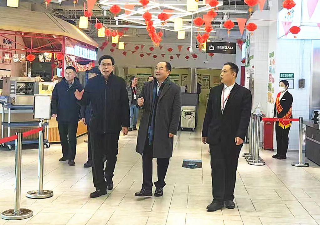 春節(jié)前，薦世新董事長和集團各大區(qū)領(lǐng)導(dǎo)前往餐廳檢查走訪